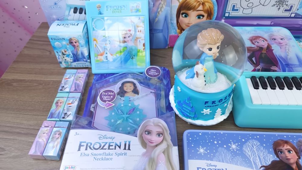 Kolekcija Frozen igračaka sa Elsom, Anom, Olafom i različitim tematskim dodacima inspirisanim Disney filmom