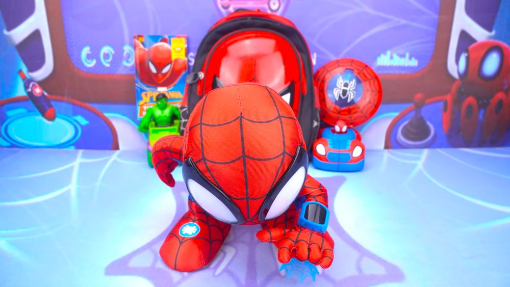 Spajdermen igračka okružena tematskim dodacima i Marvel rekvizitima inspirisanim popularnim superherojem